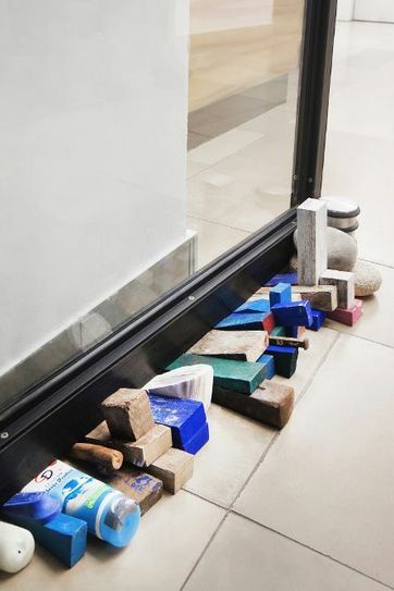 Unter dem Titel »Skulptür« sammelt ein Teilnehmer Türstopper. Foto: Fabian Knöbl