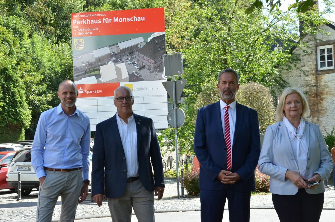 Geschäftsstellenleiter Achim Scheidt, Ortsvorsteher Georg Kaulen, Sparkassen-Gebietsdirektor Andreas Kreitz und Bürgermeisterin Margareta Ritter freuen sich auf das neue Parkhaus in Monschau. Foto: T. Förster