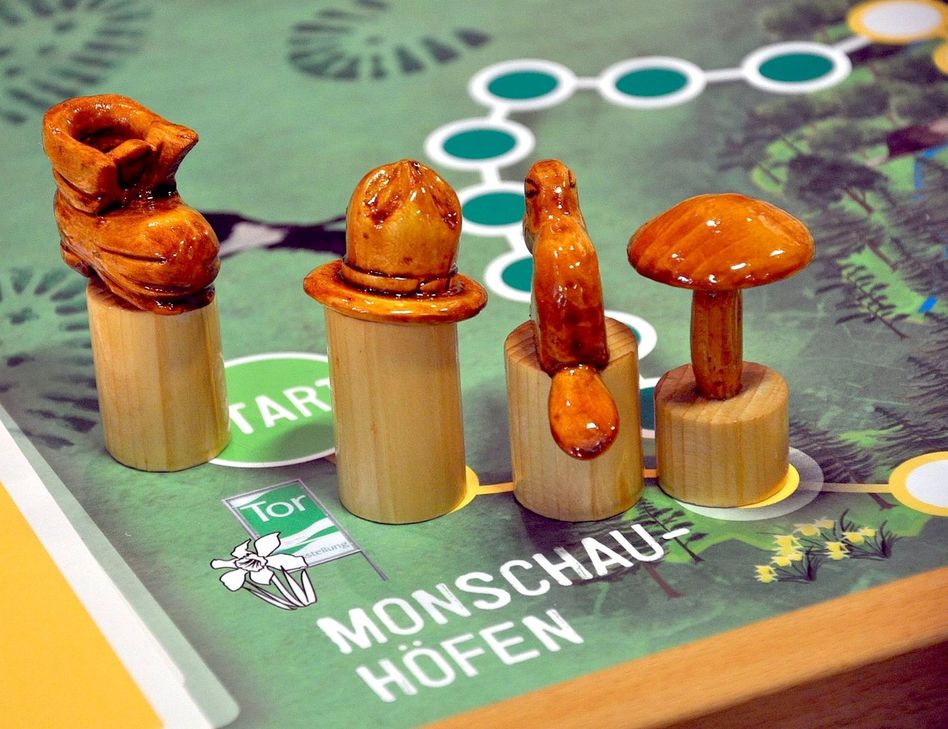 Die Spielsteine des Wildnis-Spiels sind aus Holz geschnitzt. Foto: Reiner Züll/pp/Agentur ProfiPress
