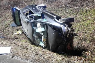 Zu einem schweren Unfall ist es laut Polizei am Freitag gegen 19.45 Uhr auf der A1 bei Föhren gekommen. Ein Auto ist nach bisherigen Angaben mit einem Wohnmobil kollidiert. Der Autofahrer starb noch an der Unfallstelle. Die Strecke blieb in Richtung Koblenz gesperrt von 20 Uhr bis 1 Uhr nachts. Am Samstag wird sie zur Rekonstruktion des Unfalls erneut gesperrt zwischen 15.30 und 16 Uhr. Foto/Video: Agentur Siko