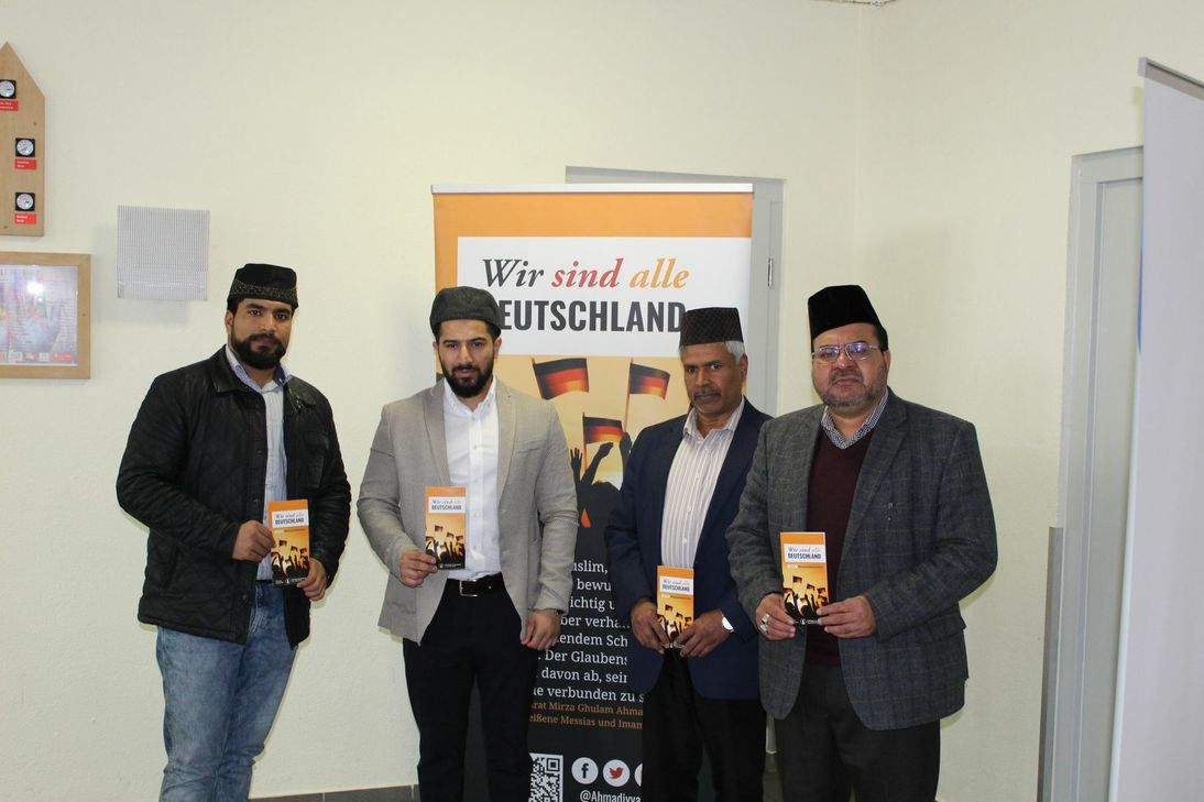 Haben über die geplante Aufklärungskampagne informiert (von rechts): Imam und Theologe Herr Javaid Iqbal Nasir;  Nasir Ahmad, Vorsitzender der Ahmadiyya Gemeinde Trier;