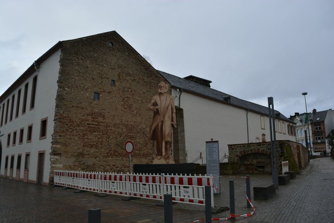 Noch bis Donnerstagnachmittag steht die Marx-Silhouette auf dem Simeonstiftplatz. Foto: Neumann