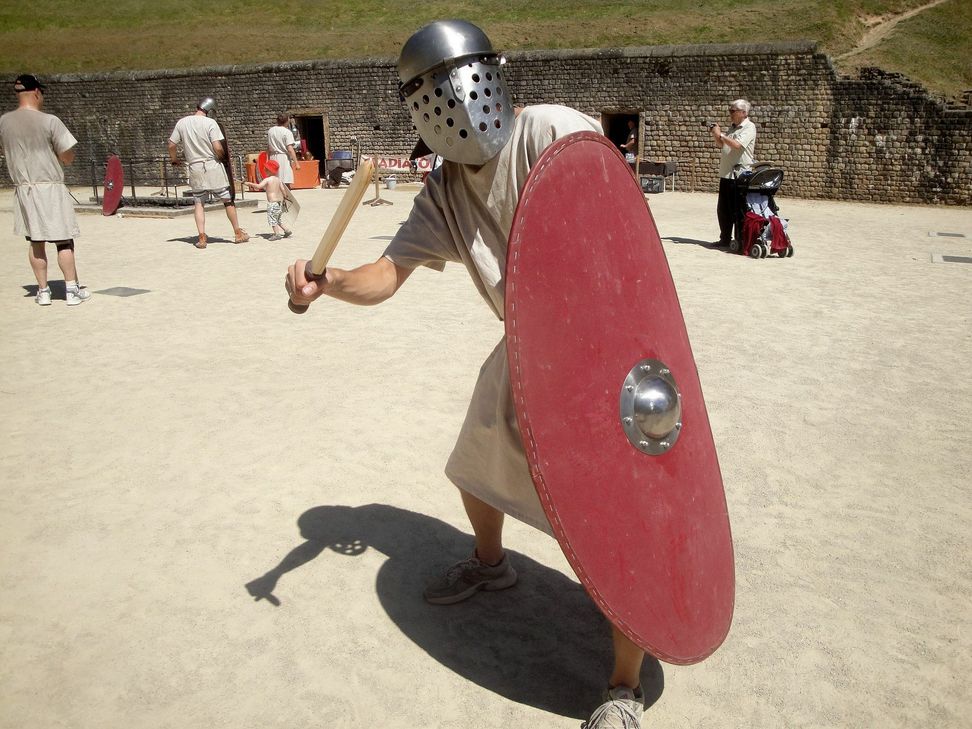 Bei "Mythos Gladiator" werden die Teilnehmer selbst zu antiken Schwertkämpfern und schnuppern hautnah in ihren Alltag hinein. Foto: Trier Tourismus und Marketing GmbH