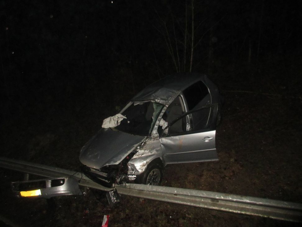PKW überschlägt sich und rutscht 150 Meter auf dem Dach  – Fahrer nur leicht verletzt. Foto: Polizei