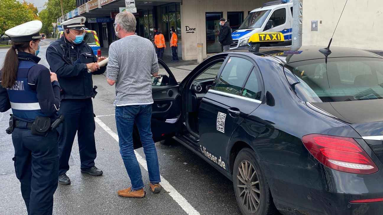 Markus Hettinger und Stephanie Schneider vom Kommunalen Vollzugsdienst im Gespräch mit einem Taxifahrer: Bei den Kontrollen der Fahrzeuge gab es keine Beanstandungen. In den Gesprächen erfuhren die Beamten, dass auch die weitaus meisten Fahrgäste Verständnis für die Corona-Maßnahmen zeigten. Foto: Presseamt Trier