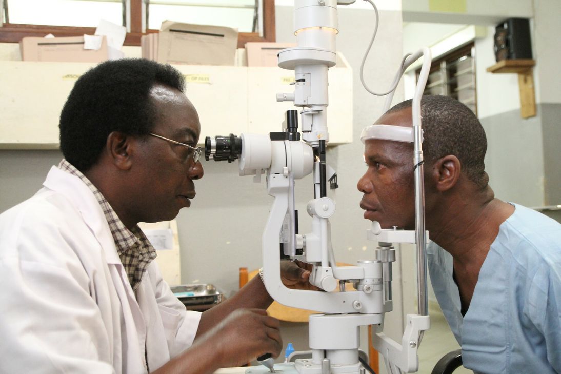 Die Nachuntersuchung bestätigt es, Mazaga Mahorosho (r.) wurde erfolgreich am Grauen Star operiert. Foto: Aretz/CBM