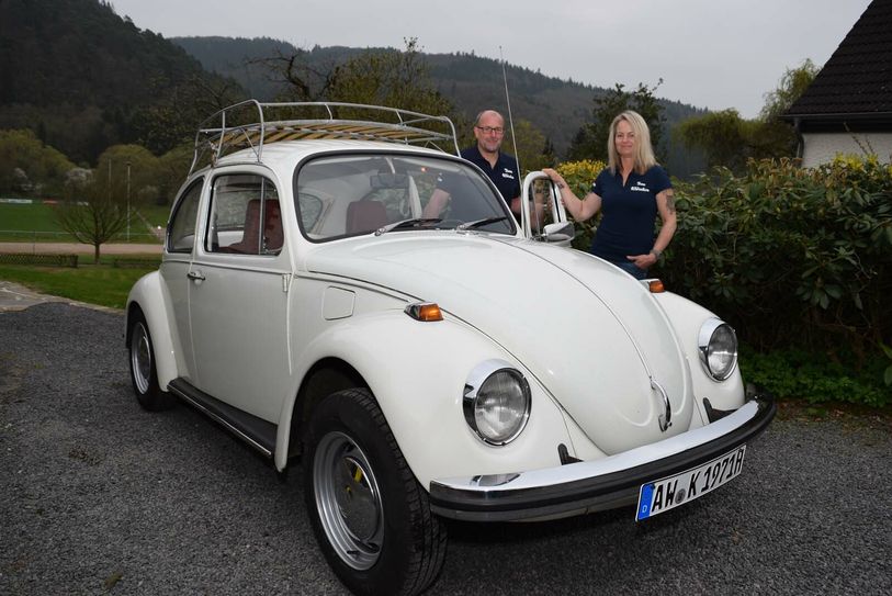 Kristy Kesselaar (r.), Timo Lademann (l.) und Käfer »Klärchen« setzen als Team auf die Devise »Köpchen statt Hubraum«. Foto: Scholl