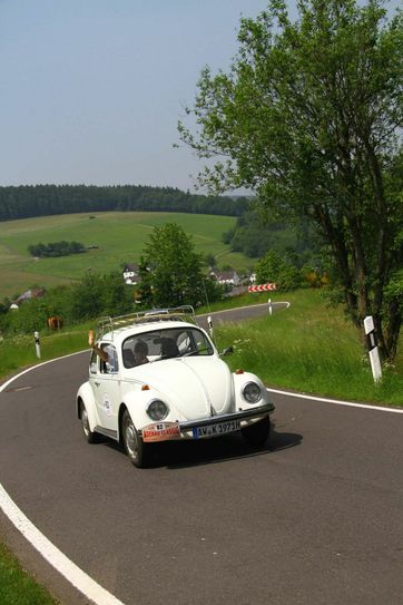 Bei extremen Steigungen hilft es laut Besitzerin Kristy Kesselaar, wenn man Käfer »Klärchen« anfeuert. Foto: Privat
