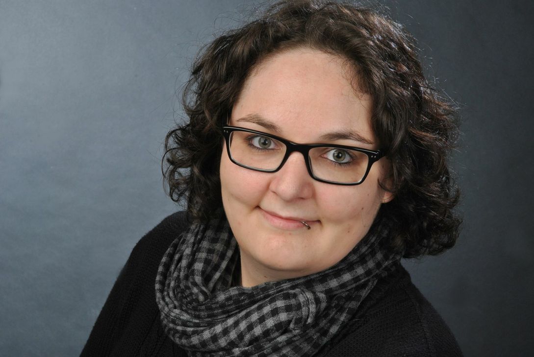 Diana Thiesen, 27 (Studentin der Fächer Englisch, Französisch und Politikwissenschaft, derzeit in der Abschlussphase: "Als Geisteswissenschaftler mit dem Schwerpunkt Literaturwissenschaft schätze ich meine Perspektiven auf dem Arbeitsmarkt als eine Herausforderung ein. Es gibt einerseits sehr viele Möglichkeiten, andererseits aber auch wiederum sehr wenige, denn wie so oft im Leben kann die Situation mit 'Kommt drauf an…' beschrieben werden. Durch diverse Nebenjobs und ein Praktikum konnte ich bereits einige Erfahrungen auf dem Arbeitsmarkt sammeln. Ohne diese praktischen Erfahrungen sähen meine Chancen wesentlich schlechter aus, denke ich. Ich glaube außerdem, dass es hilfreich ist, wenn man bei der Berufswahl ein wenig unkonventionell denkt und offen sowie flexibel ist. Als Literaturwissenschaftler kann dies bedeuten, dass man in einem Verlag landet, aber auch Kulturinstitute sind eine interessante Perspektive. Letztendlich würde ich eigentlich gerne ganz klassisch an der Universität bleiben und promovieren. Da die Zukunftsperspektiven in diesem Bereich jedoch eher schlecht sind, versuche ich weiter, flexibel und offen zu bleiben und die freien Wirtschaft nicht auszuschließen. Generell habe ich keine große Angst vor Arbeitslosigkeit nach dem Studium, da trotz allem die Zahl der Arbeitslosen mit akademischem Abschluss sehr gering ist. Es wird nach dem Abschluss mit großer Wahrscheinlichkeit kein nahtloser Übergang ins (Vollzeit-)Arbeitsleben stattfinden und ich werde viele Bewerbungen (mit vielen Absagen) schreiben (müssen), aber gut Ding will eben manchmal auch Weile haben." Foto: FF