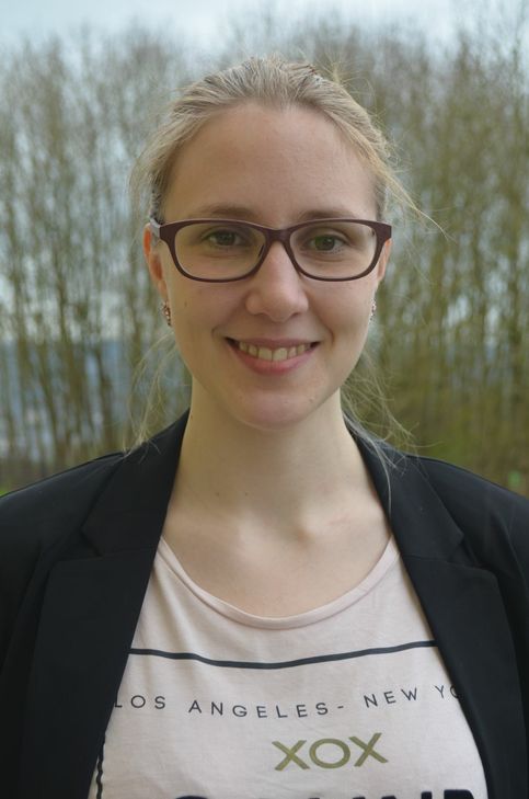 Sabine Friedrich, 27 (Abolventin der Fächer Germanistik und Geschichte): "Wer heutzutage ein geisteswissenschaftliches Fach erlernt, studiert auf Hartz IV. So jedenfalls verteilen Nicht-Geisteswissenschaftler gerne einmal einen Seitenhieb an Historiker, Philosophen oder Kulturwissenschaftler. Doch was wären wir heute ohne Platon, ohne Kant oder Remarque? Das heutige staatliche System hat sich aus vielen Theorien herausgebildet, das Postulat der Aufklärung nach selbständigem Denken zog Emanzipation nach sich. Und was viele vergessen: Die alten Philosophen wie Aristoteles oder Sokrates unterscheiden nicht zwischen Geistes- und Naturwissenschaften. Auch Newton war in gewisser Weise Philosoph. Bis man die Begriffe anfing zu trennen.  Leider sieht es zurzeit so aus, dass viele Geisteswissenschaftler nach dem Studium lange arbeitssuchend sind. Sofern sie nicht promovieren, was sie ein paar Jahre von der Arbeitslosigkeit abhält oder einen begehrten Platz im universitären Bereich erhalten, sieht es mau aus. Generation Praktikum macht sich breit. Da hat man bestens ausgebildete, mehrere Sprachen sprechende, arbeitswillige Menschen, die vielfältig einsetzbar wären direkt vor der Nase und will sie nicht." Foto: Pees