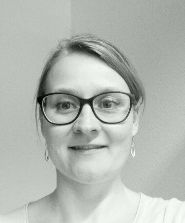 Verena Hoppe, 36 (Absolventin der Fächer Germanistik und Volkskunde/europäische Ethnologie, stellvertretende Pressesprecherin im Wissenschaftsministerium NRW): "Wir brauchen die Geistes- und gesellschaftswissenschaftliche Fächer mehr denn je: Sie sind die Vermittler historischer, kultureller und interkultureller Kompetenz und befördern Lösungsbeiträge für konkrete gesellschaftliche Problemstellungen. Sie sind gerade in Zeiten der Globalisierung, Digitalisierungen, Arbeit 4.0 und den damit verbundenen gesellschaftlichen Herausforderungen unverzichtbar für eine moderne Gesellschaft. Denn Fortschritt bedeutet mehr als Wachstum, technische Errungenschaften oder Erfindungen. Fortschritt heute bedeutet Lösungen zu finden, die ökologische, ökonomische und soziale Folgen mit denken. Und die die Menschen in die Veränderungsprozesse mit einbeziehen. Der technische Fortschritt verläuft rasant: Neue Werkstoffe, Automatisiertes Fahren, Smart Home, Einsatz von Robotern in der Pflege - um nur einige Beispiele zu nennen. Hier braucht es besonders die Geistes- und Sozialwissenschaften, die diese Entwicklungen begleiten: Nutzen und Risiken müssen wohl abgewogen werden. Denn nicht jede technische Entwicklung ist automatisch mit einem gesellschaftlichen Fortschritt verbunden." Foto: FF