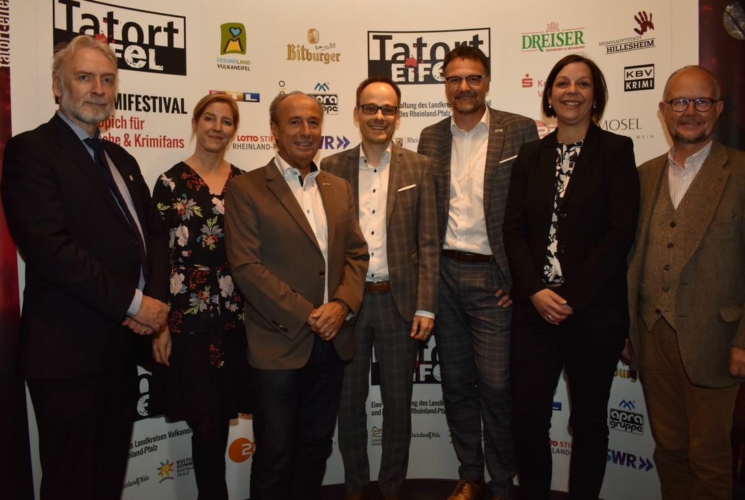 Prof. Dr. Jürgen Hardeck (v.l.), Julia Röskau, Heinz-Peter Hoffmann, Dr. Denis Alt, Heinz-Peter Thiel, Verena Bernardy und Ralf Kramp stellten das Programm in Hillesheim vor. Foto: Woltmann