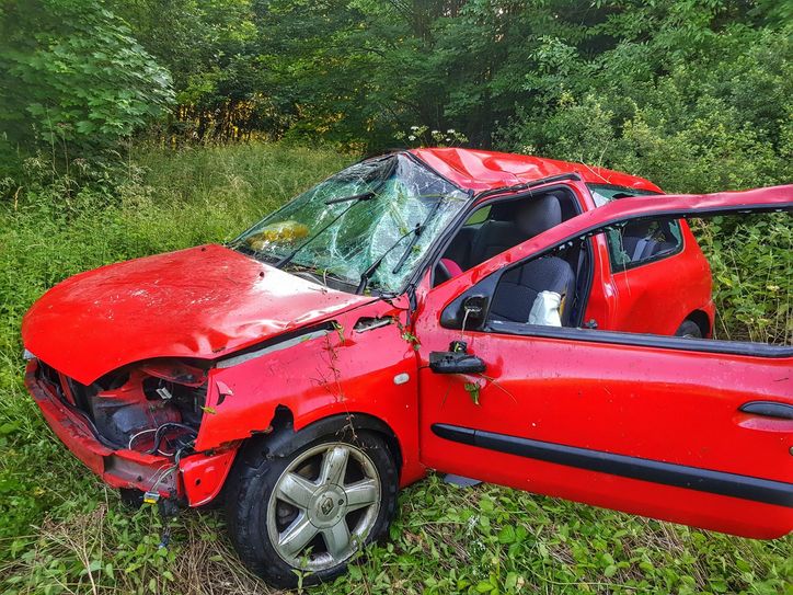 Schwer verletzt wurde der Fahrer dieses Kleinwagens bei Fischbach. Foto: Schmitt
