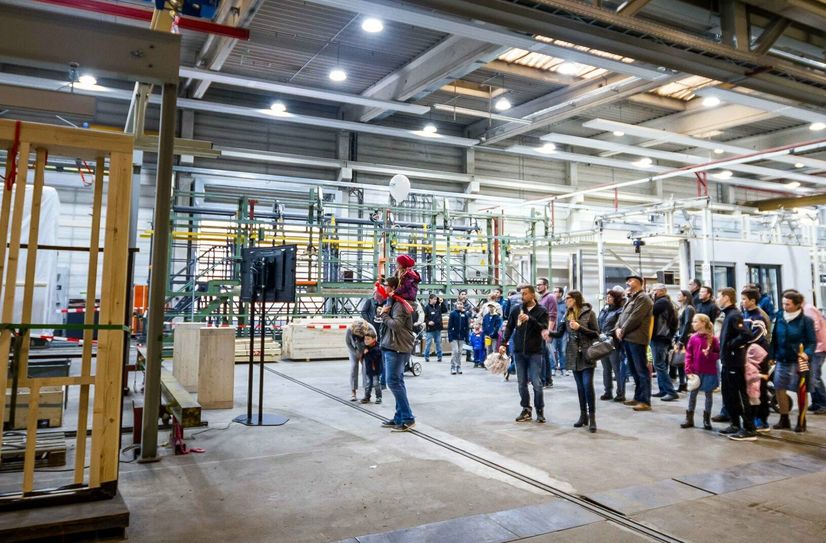 Die Erlebnismesse der DFH bietet den Besucher*innen unter anderem auch einen seltenen Einblick in die Produktionshallen.