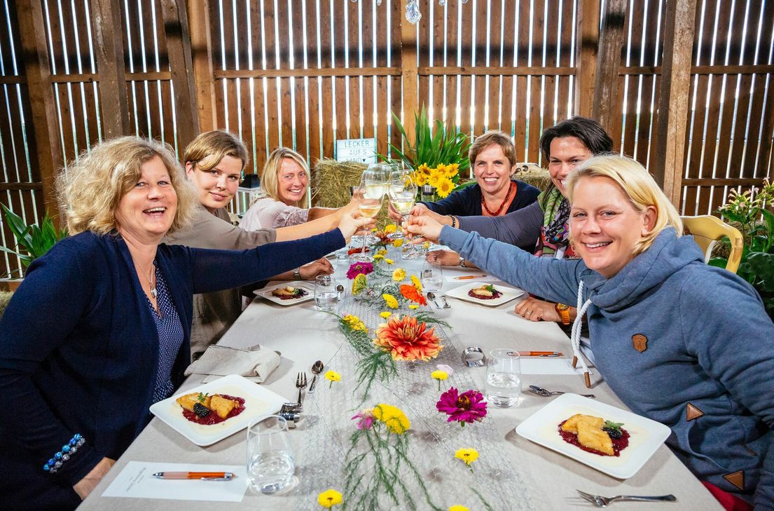 Am Tisch v.li.: Jutta Kurz, Magdalena Zelder, Annette Aller, Margarete Schwär, Maren Bornheimer-Schwalbach und Anja Kurz. Bild: SWR/megaherz/Andreas Maluche