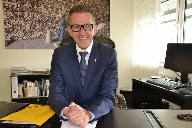 Joachim Streit hat bei seiner Wiederwahl zum Landrat des Eifelkreises Bitburg-Prüm das Ergebnis von 2009 um 13 Prozentpunkte auf 88 Prozent gesteigert. Zwei der Bilder zeigen ihn heute bei der Stimmabgabe mit seiner Familie. Foto: Archiv S. Schönhofen/ privat