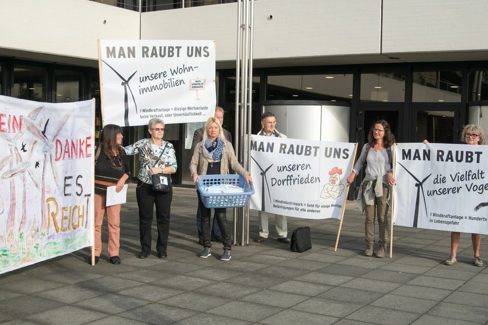 Die Gegner der Windkraftanlage haben sich organisiert in den Initiativen »Mühlheim-sagt-nein« und »Sturm im Wald e.V.«. Sie brachten ihre gesammelten Unterschriften zum Kreishaus. Foto: HW
