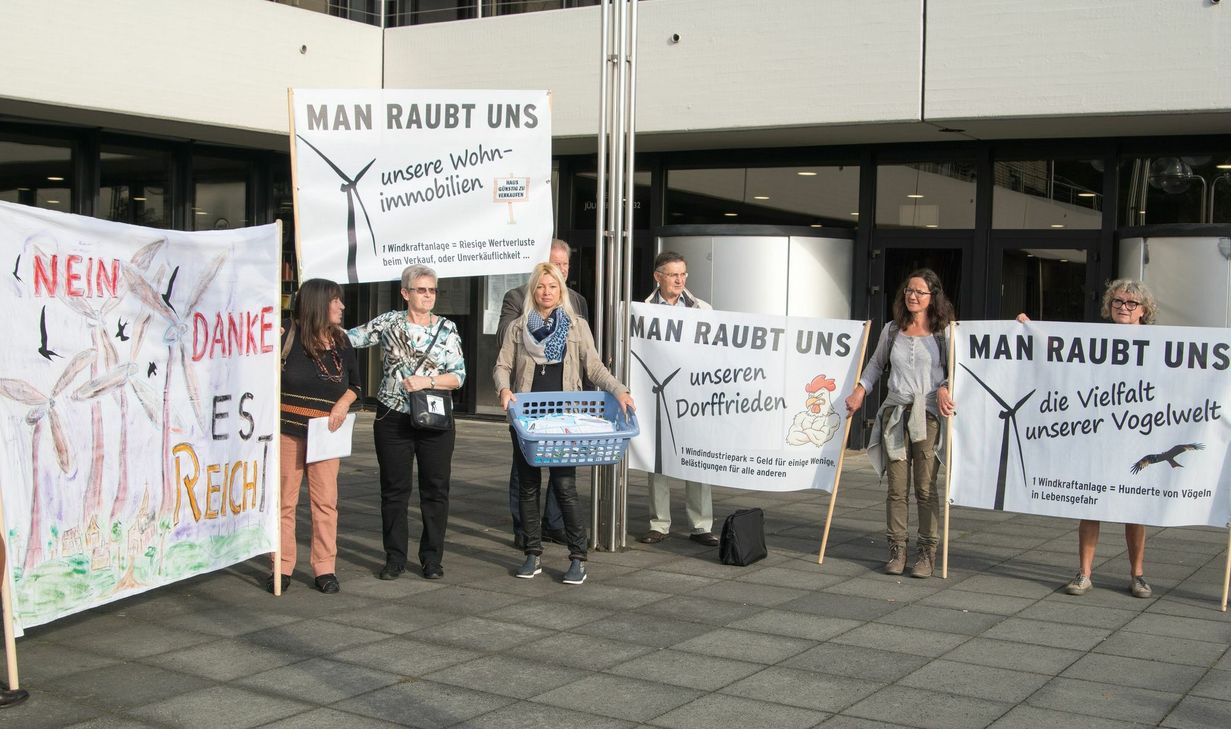 Die Gegner der Windkraftanlage haben sich organisiert in den Initiativen »Mühlheim-sagt-nein« und »Sturm im Wald e.V.«. Sie brachten ihre gesammelten Unterschriften zum Kreishaus. Foto: HW