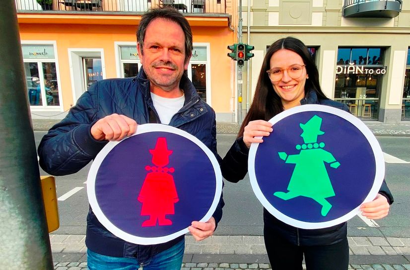 Andreas und Valerie Ruf präsentieren Entwürfe für neue Ampelmännchen in Bernkastel-Kues.
