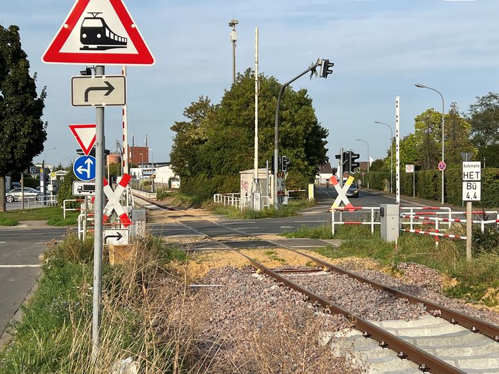 Der Bahnübergang an der L 119 "Am Domhof / Stotzheimer Straße"