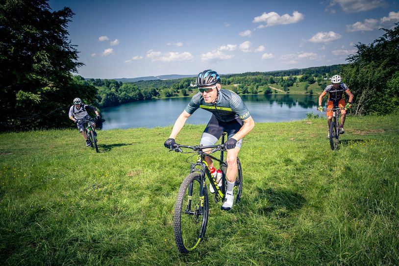 Die geländegängigen Rennräder (Gravelbikes) liegen voll im Trend. Zum zweiten Mal findet die Deutsche Meisterschaft an den Maaren statt.