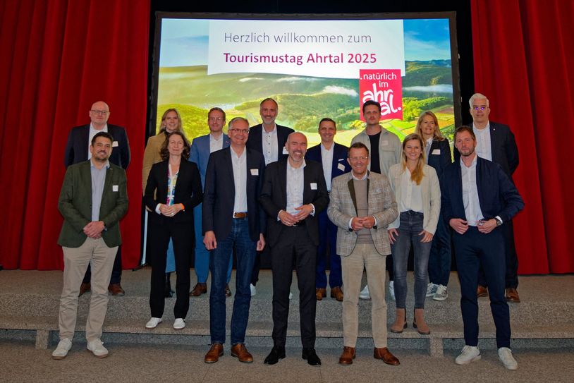 Die Referenten des Tourismustages gemeinsam mit Moderator Dieter Könnes (unten r.)