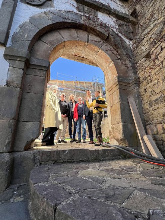 Faszinierende Einblicke in die Geschichte bietet derzeit die Sanierung des Wohnturms der Burg Kallmuth.