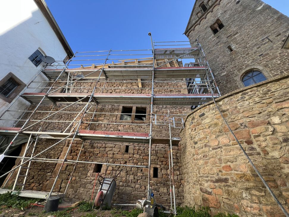 Gleich neben der Kallmuther Kirche wird momentan eifrig restauriert.