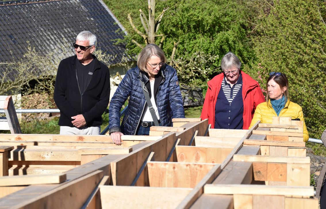 Hoch oben auf dem Dach: Peter Ratz (v.li.), Dr. Andrea Pufke, Margret Riggert und Dr. Kirstin Dohmen.
