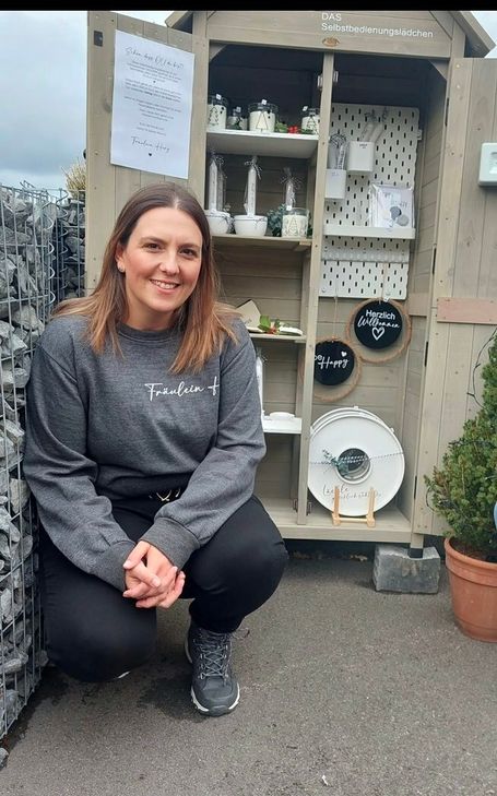 Linda Hilger hat den Selbstbedienungsschrank mit Deko und Geschenkartikeln auf ihrem Hof in Rurberg eingerichtet.