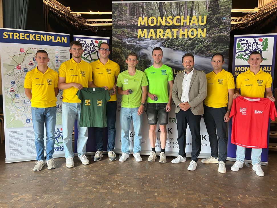 Das Orga-Team des Monschau Marathon rund um Thomas Rubel (2.v.r.) und Philipp Banzet (1. Vorsitzender des TV Konzen) freut sich gemeinsam mit den Lokalmatadoren Max Schreiber und Patrick Jakobs und Christian Reinartz von der Sparkasse Aachen auf die 47. Auflage des Monschau Marathon.