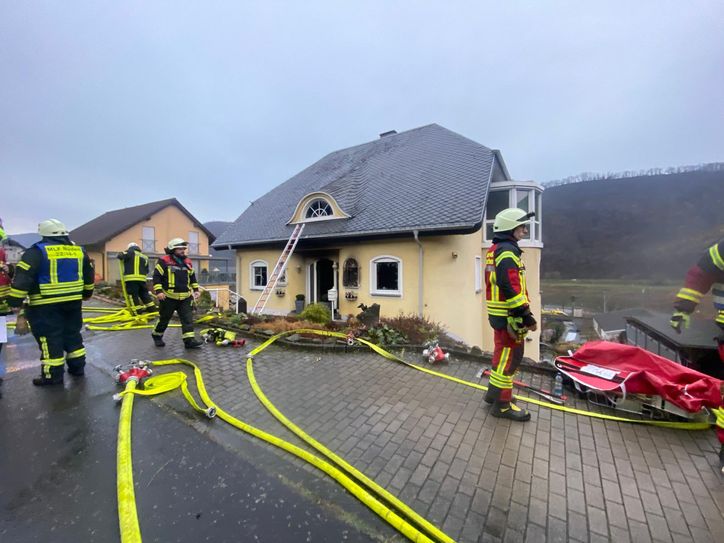 Ein Mann (85) verstarb trotz unverzüglich eingeleiteter Reanimationsmaßnahmen noch vor Ort.