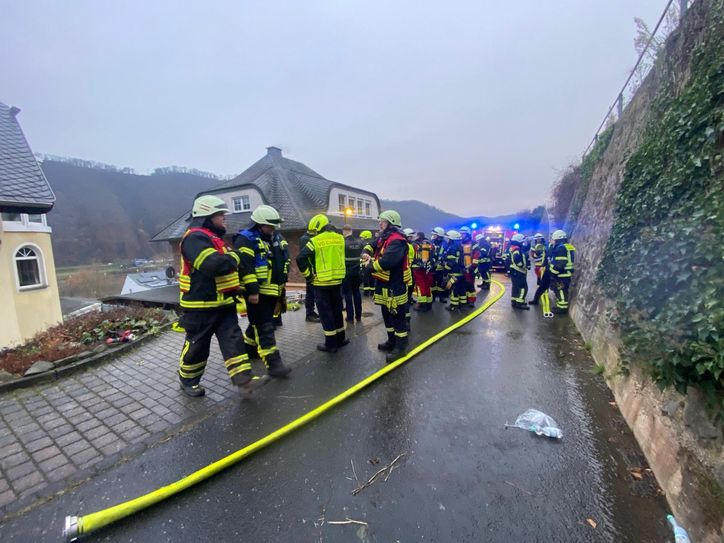 Ein Mann (85) verstarb trotz unverzüglich eingeleiteter Reanimationsmaßnahmen noch vor Ort.