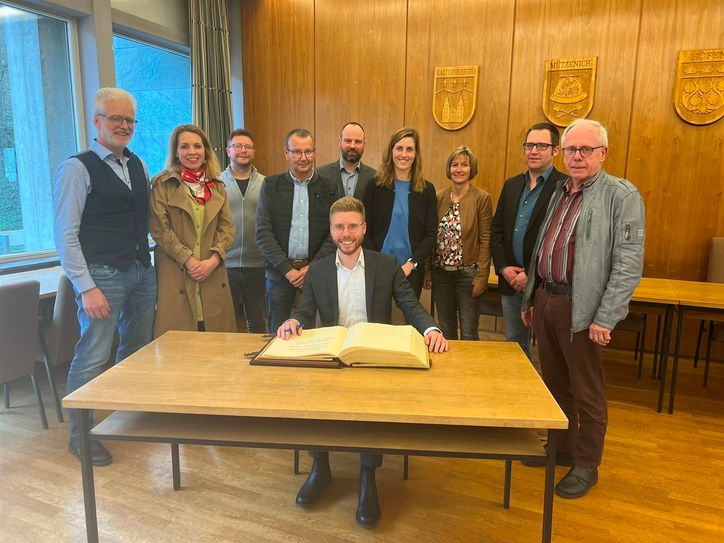 Der Landtagsabgeordnete Daniel Scheen-Pauls trugt sich - umrahmt von Fraktions- und Verwaltungsspitze - in das Goldene Buch der Stadt Monschau ein.