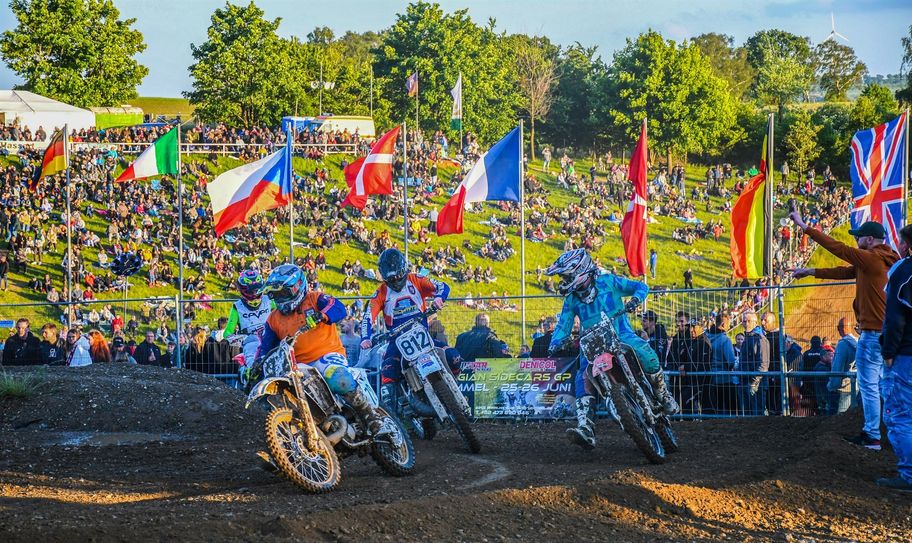 Der MSC Kleinhau veranstaltet vom  19. bis 21. Mai seine Motocross-Großveranstaltung mit dem Flutlicht-Cross am Freitag (diesmal mit Oldtimer-Europameisterschaft) sowie am Samstag und Sonntag mit Rennen in fast 20 Klassen um die Deutsche Amateurmeisterschaft und sonntags um die IMBA-Europameisterschaft in der MX 2-Klasse.