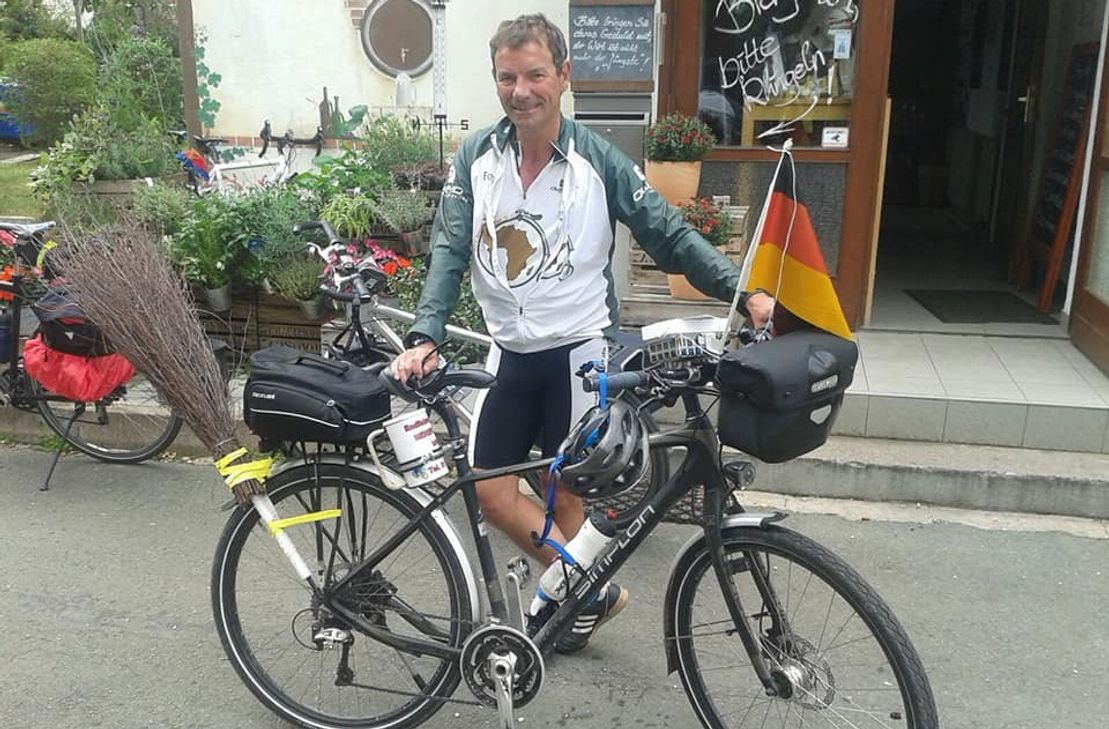 Ständig für die gute Sache unterwegs: Eddy Linden. Aktuell sammeln die Benefiz-Radler und der FSV Plein Spenden für Sven, Lisa &amp; Lara.
