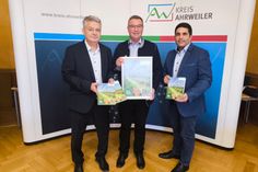 Vorstellung des Himatjahrbuches kreis Ahrweiler: Redaktionsleiter Jürgen kempenich, Erster Kreisbeigeordneter Horst Gies und Serkan Basar, Weiss-Verlag (von links).