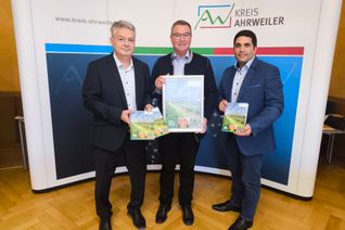 Vorstellung des Himatjahrbuches kreis Ahrweiler: Redaktionsleiter Jürgen kempenich, Erster Kreisbeigeordneter Horst Gies und Serkan Basar, Weiss-Verlag (von links).