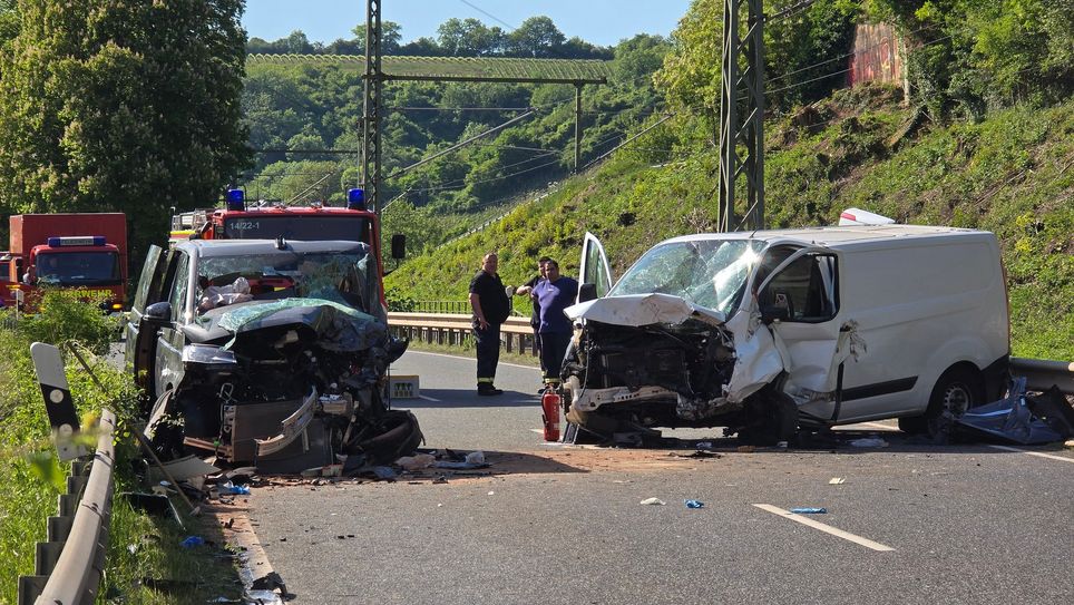 Kurz hinter dem Ortsausgang Igel stießen ein 9-Sitzer und ein Sprinter frontal zusammen.