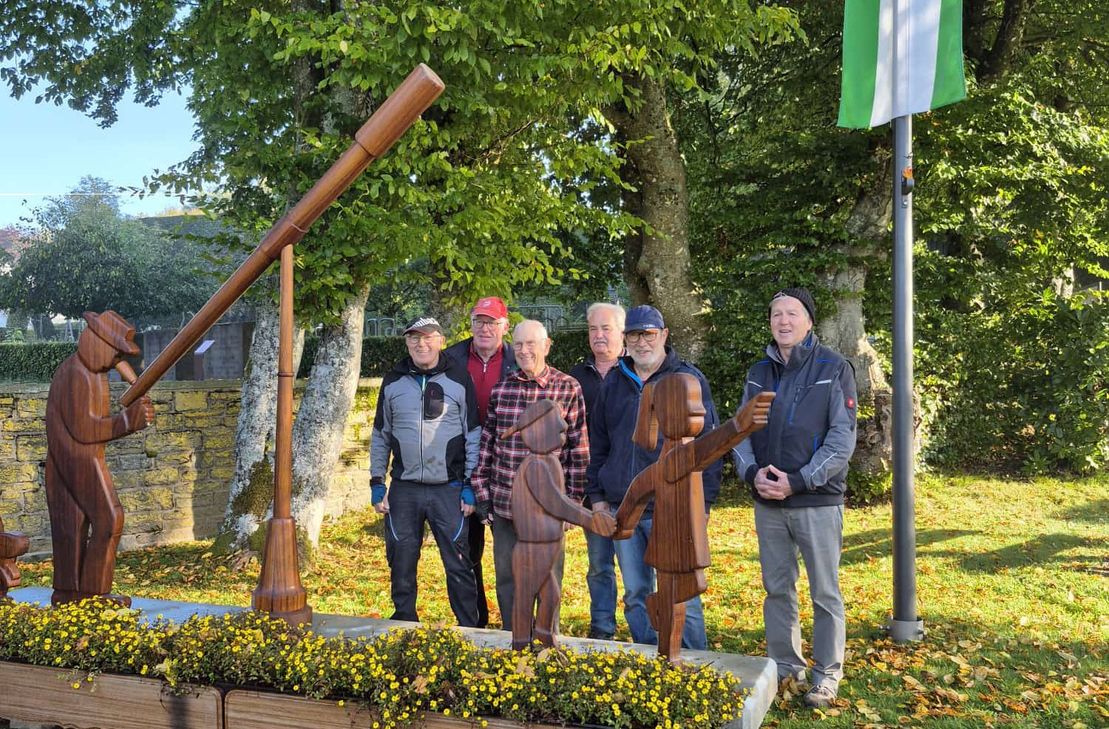 Erich Braun (3.v.l.) und seine Helfer haben eine neue hölzerne Skulptur im Schmetterlingspark errichtet: Einen Sternengucker.