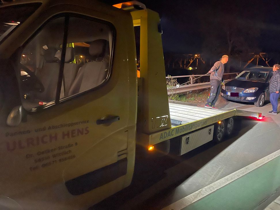 Diese Autofahrerin blieb an der Bullayer Brücke in Alf mit ihrem Wagen liegen.