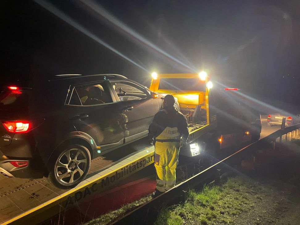 Dieser Autofahrer schaffte es noch bis auf die B 53 an der Barlauffahrt. Dann ging nichts mehr. Der Wagen musste abgeschleppt werden