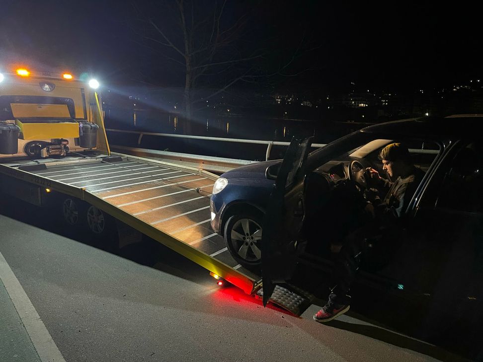 Diese Autofahrerin blieb an der Bullayer Brücke in Alf mit ihrem Wagen liegen.