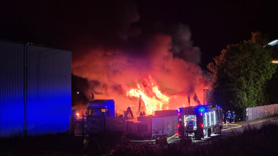 Eine Lagerhalle eines müllverarbeitenden Betriebs stand in Vollbrand.