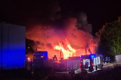 Eine Lagerhalle eines müllverarbeitenden Betriebs stand in Vollbrand.