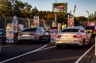 Saisonstart auf der Nordschleife: Am Samstag, 7. März öffnen sich zum Auftakt der Touristenfahrten wieder die Schranken zur legendären „Grünen Hölle“.