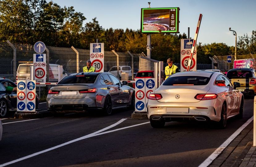 Saisonstart auf der Nordschleife: Am Samstag, 7. März öffnen sich zum Auftakt der Touristenfahrten wieder die Schranken zur legendären „Grünen Hölle“.