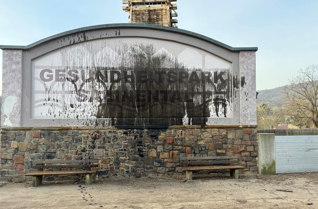 Unbekannte haben das Wandbild des Gradierwerks Nummer vier im Salinental massiv mit Öl verschmutzt. Die Stadt bittet mögliche Zeugen darum, Hinweise auf die Täter zu melden.