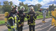 Feuerwehr im Einsatz im Bereich der Leck geschlagenen Pipeline.
