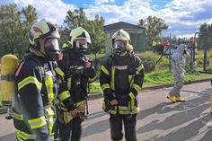 Feuerwehr im Einsatz im Bereich der Leck geschlagenen Pipeline.